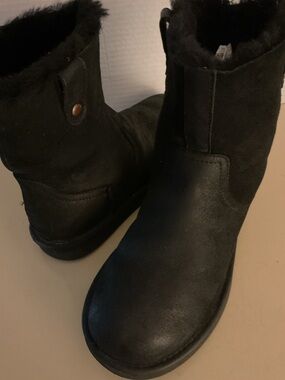 UGG women Black leather suede Classic Short Shearling-Lined  Boots size 8